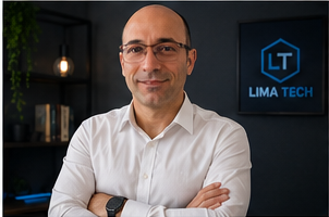 William Lima em ambiente profissional com a identidade visual da Lima Tech ao fundo.